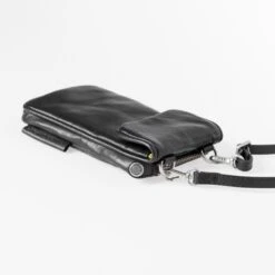 Aunts & Uncles Jamies Orchard Cloudberry Phone Bag Jet Black -Ospre Winkel image 1073