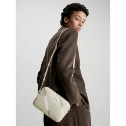 Calvin Klein Re-Lock Quilt Camera Dk Ecru -Ospre Winkel image 1119