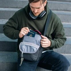 Pacsafe Metrosafe X Anti-Theft Vertical Crossbody Slate -Ospre Winkel image 1640