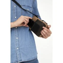 Lefrik Tokyo Crossbody Camel -Ospre Winkel image 2546